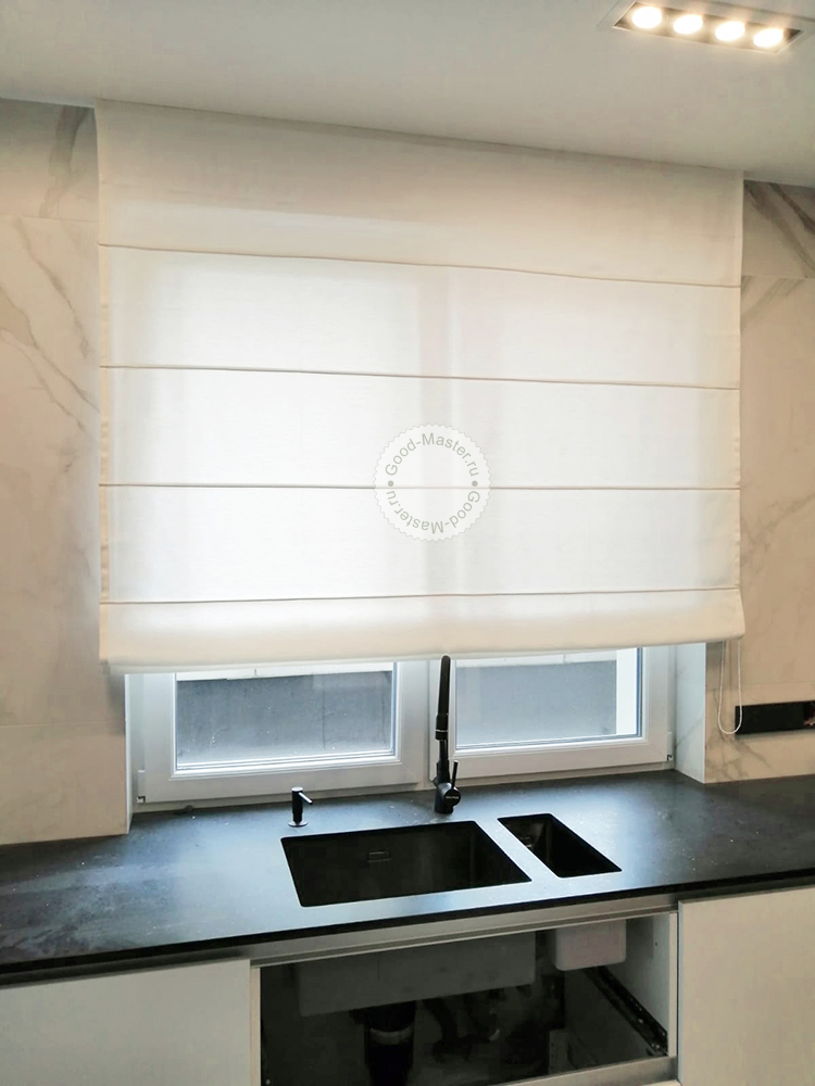 Белые римские шторы на окна в кухне