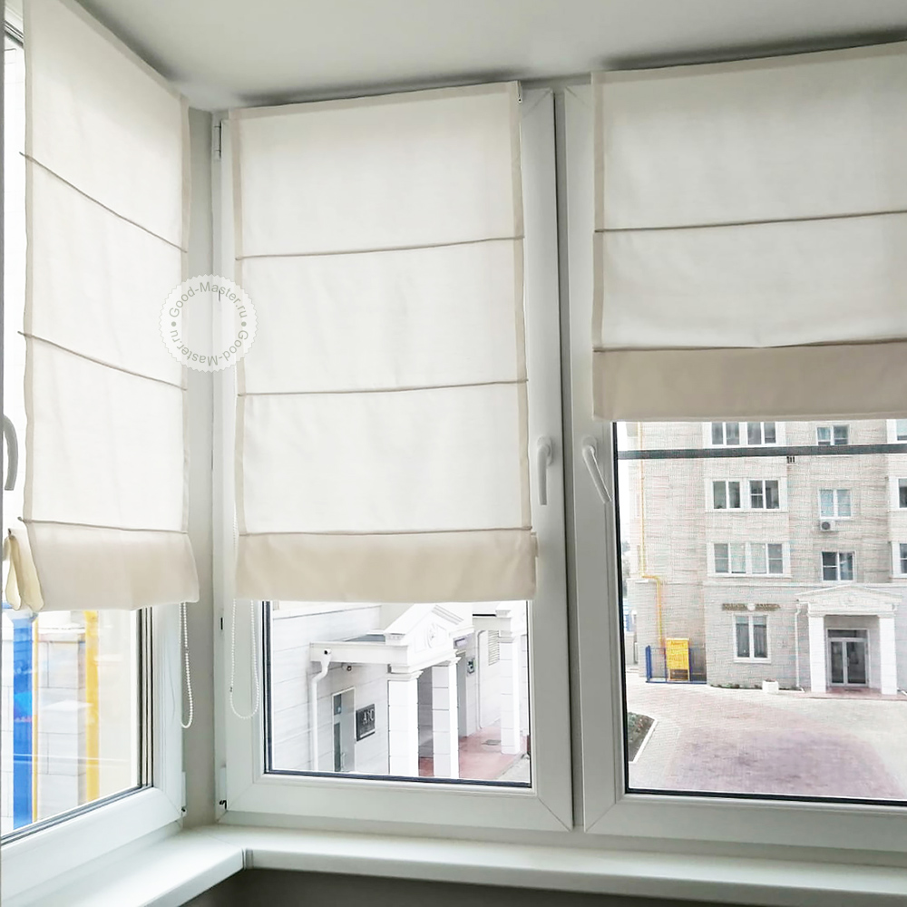 Кремовые римские шторы на пластиковые окна для лоджии